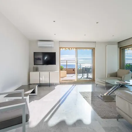 2-br Panoramic Sea View & Access Apartment